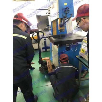 2月2號帶鋸床安裝